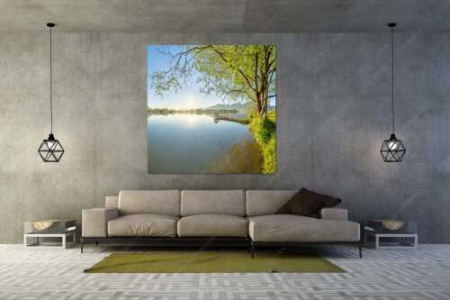 Blick über den Kochelsee bei Schlehdorf in den Sonnenaufgang - Die Sonne geht immer wieder auf II - Größe ca. 160x160cm, Seitenverhältnis 1:1 - Bootssteg am Kochelsee - weitere Infos unter https://www.kriner-weiermann.de