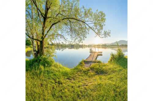 Blick über den Kochelsee bei Schlehdorf in den Sonnenaufgang - Die Sonne geht immer wieder auf III - Seitenverhältnis 1:1 - Bootssteg mit Bank am Kochelsee - weitere Infos unter https://www.kriner-weiermann.de