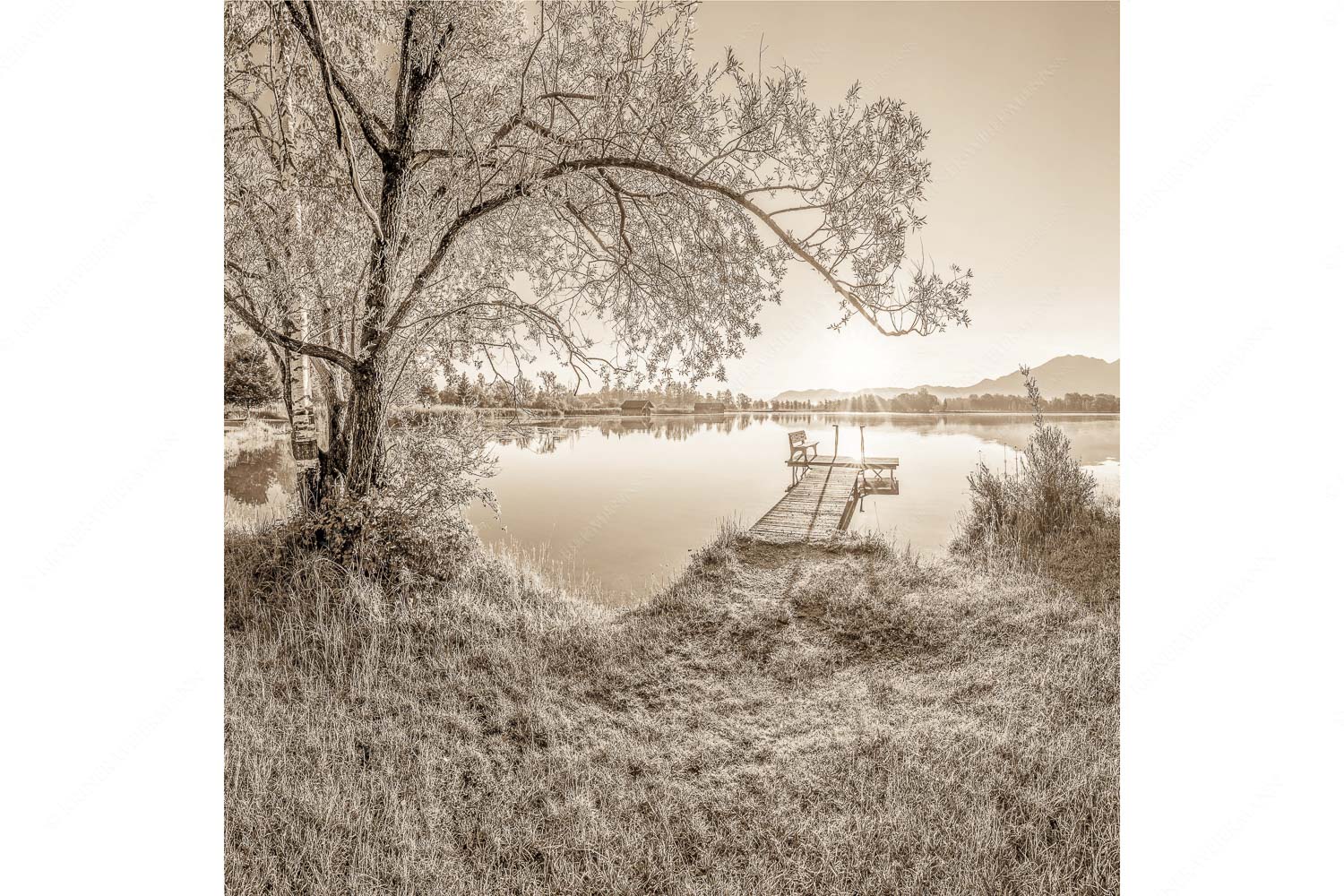 Blick über den Kochelsee bei Schlehdorf in den Sonnenaufgang