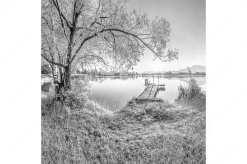 Blick über den Kochelsee bei Schlehdorf in den Sonnenaufgang - Die Sonne geht immer wieder auf III - Seitenverhältnis 1:1 - Bootssteg mit Bank am Kochelsee - weitere Infos unter https://www.kriner-weiermann.de