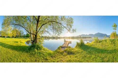 Blick über den Kochelsee bei Schlehdorf in den Sonnenaufgang - Die Sonne geht immer wieder auf III - Seitenverhältnis 2,5:1 - Bootssteg mit Bank am Kochelsee - weitere Infos unter https://www.kriner-weiermann.de