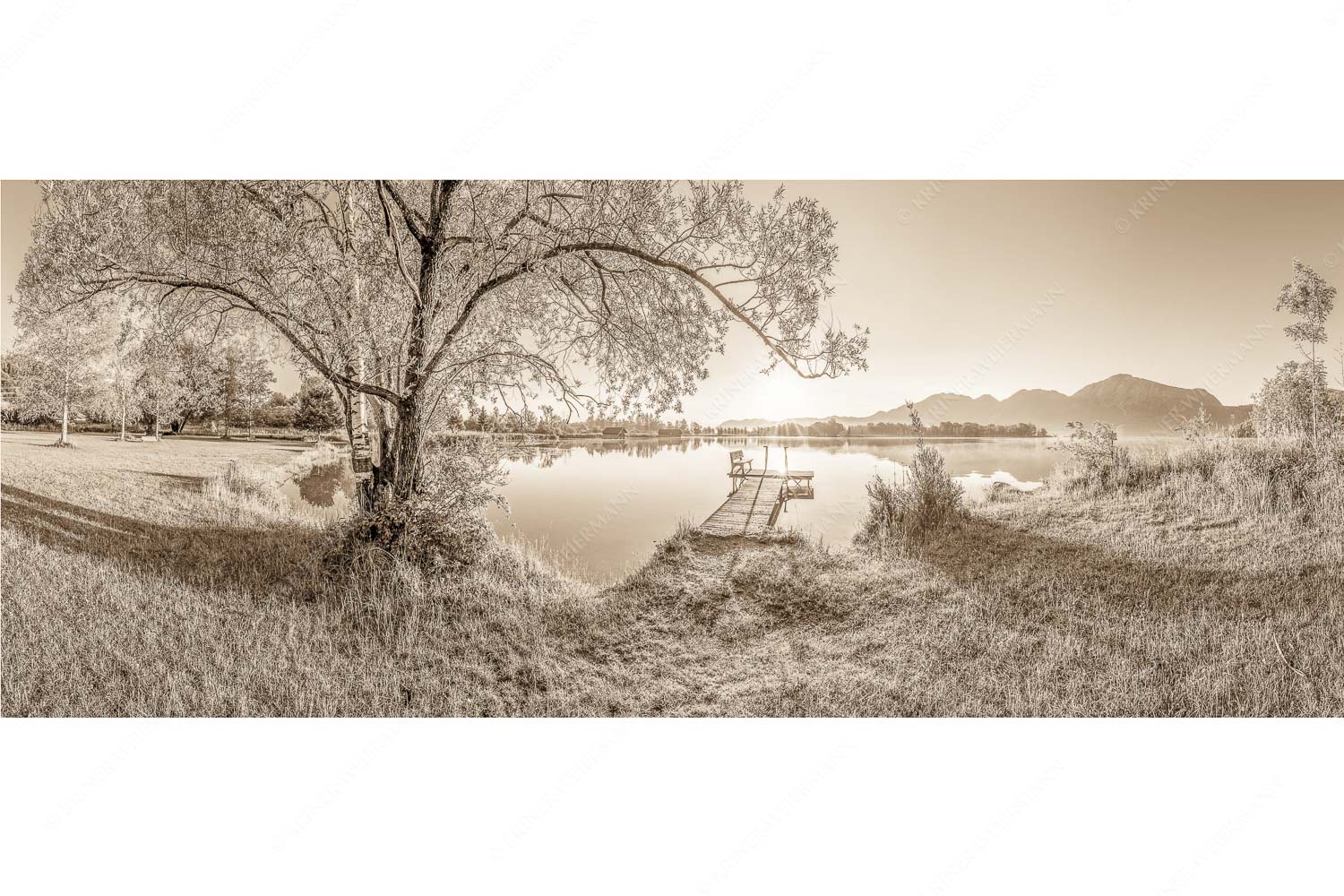 Blick über den Kochelsee bei Schlehdorf in den Sonnenaufgang
