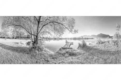 Blick über den Kochelsee bei Schlehdorf in den Sonnenaufgang - Die Sonne geht immer wieder auf III - Seitenverhältnis 2,5:1 - Bootssteg mit Bank am Kochelsee - weitere Infos unter https://www.kriner-weiermann.de