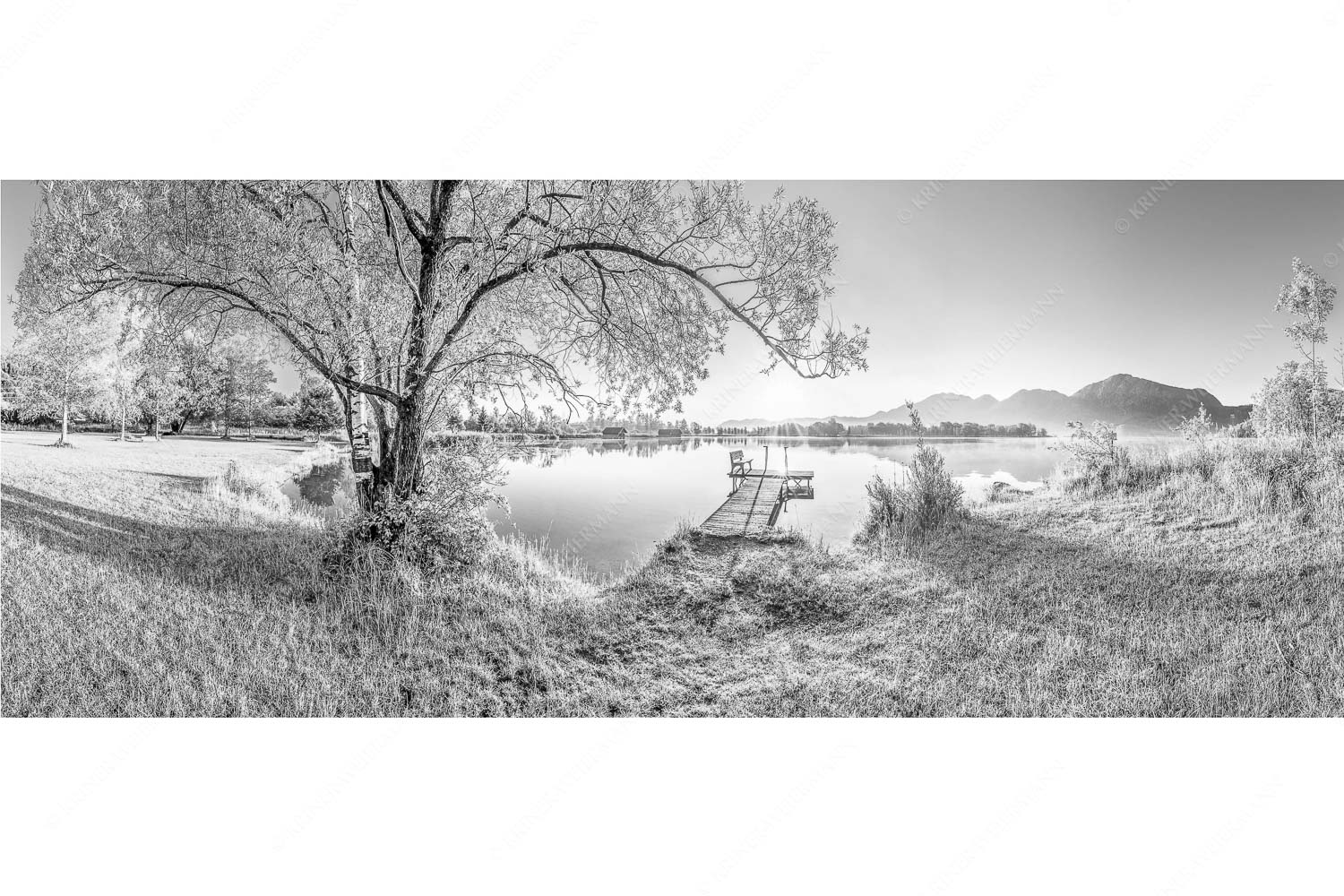 Die Sonne geht immer wieder auf III – Seitenverhältnis 2,5:1 — Bootssteg mit Bank am Kochelsee Blick über den Kochelsee bei Schlehdorf in den Sonnenaufgang