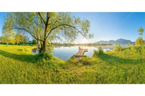 Blick über den Kochelsee bei Schlehdorf in den Sonnenaufgang - Die Sonne geht immer wieder auf III - Seitenverhältnis 2:1 - Bootssteg mit Bank am Kochelsee - weitere Infos unter https://www.kriner-weiermann.de
