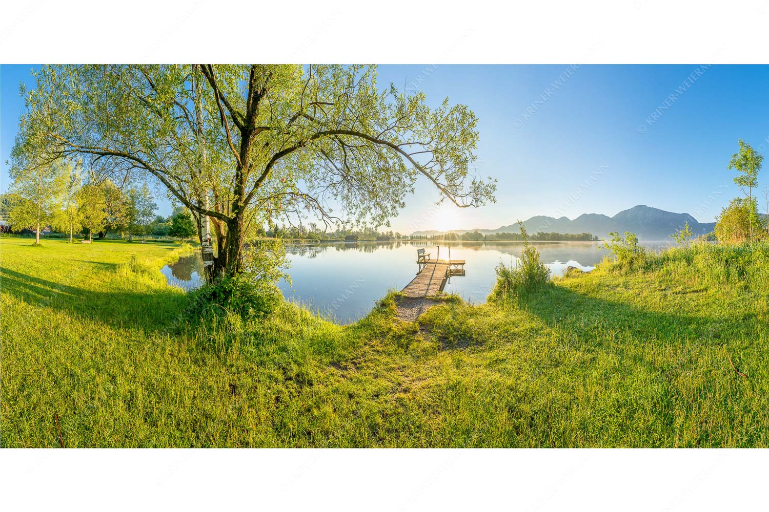 Die Sonne geht immer wieder auf III – Seitenverhältnis 2:1 — Bootssteg mit Bank am Kochelsee Blick über den Kochelsee bei Schlehdorf in den Sonnenaufgang