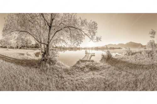 Blick über den Kochelsee bei Schlehdorf in den Sonnenaufgang - Die Sonne geht immer wieder auf III - Seitenverhältnis 2:1 - Bootssteg mit Bank am Kochelsee - weitere Infos unter https://www.kriner-weiermann.de