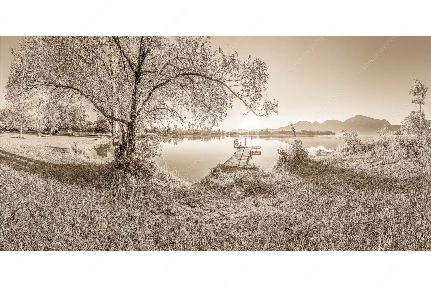 Die Sonne geht immer wieder auf III – Seitenverhältnis 2:1 — Bootssteg mit Bank am Kochelsee Blick über den Kochelsee bei Schlehdorf in den Sonnenaufgang