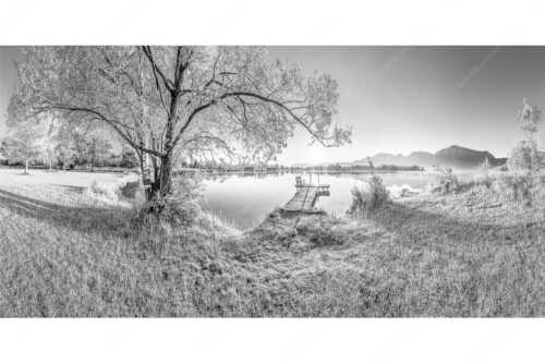 Blick über den Kochelsee bei Schlehdorf in den Sonnenaufgang - Die Sonne geht immer wieder auf III - Seitenverhältnis 2:1 - Bootssteg mit Bank am Kochelsee - weitere Infos unter https://www.kriner-weiermann.de