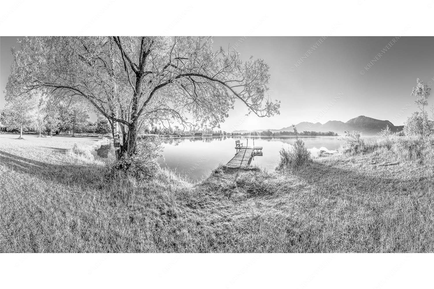Die Sonne geht immer wieder auf III – Seitenverhältnis 2:1 — Bootssteg mit Bank am Kochelsee Blick über den Kochelsee bei Schlehdorf in den Sonnenaufgang