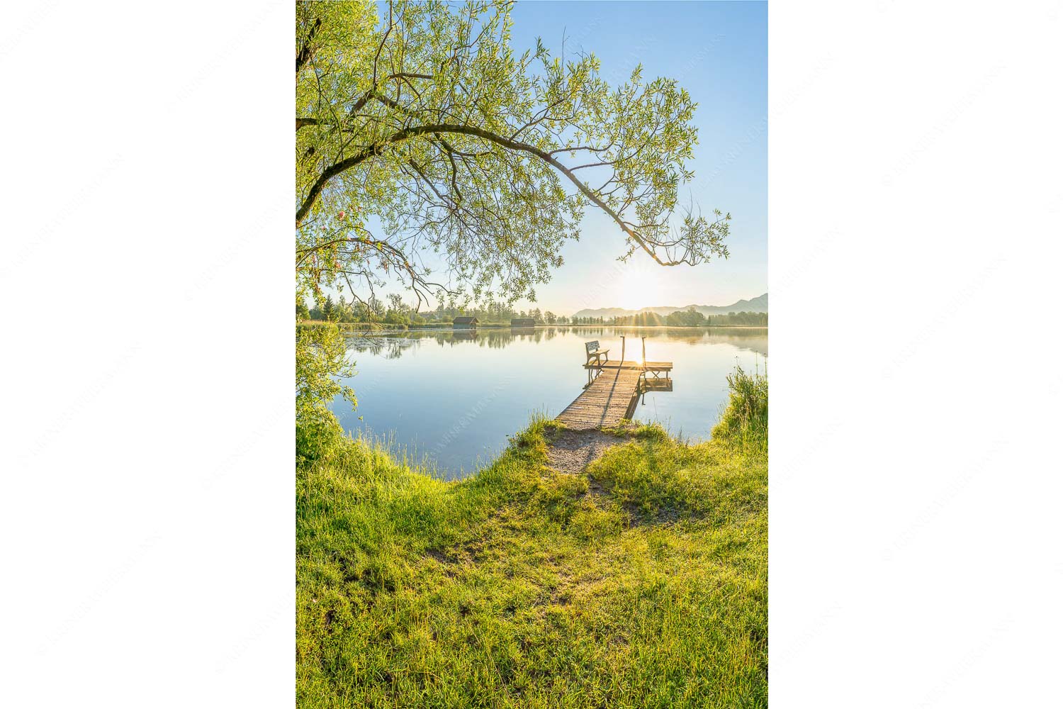 Die Sonne geht immer wieder auf III – Seitenverhältnis 2:3 — Bootssteg mit Bank am Kochelsee Blick über den Kochelsee bei Schlehdorf in den Sonnenaufgang