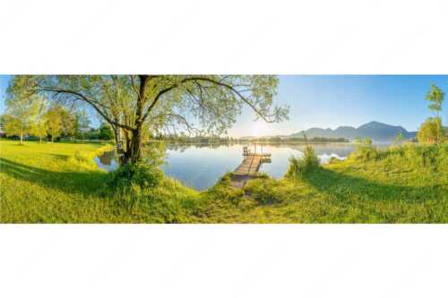 Blick über den Kochelsee bei Schlehdorf in den Sonnenaufgang - Die Sonne geht immer wieder auf III - Seitenverhältnis 3:1 - Bootssteg mit Bank am Kochelsee - weitere Infos unter https://www.kriner-weiermann.de