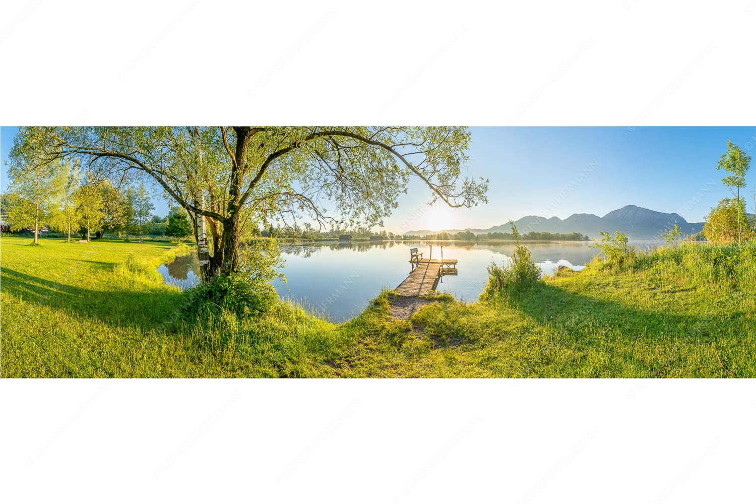 Die Sonne geht immer wieder auf III – Seitenverhältnis 3:1 — Bootssteg mit Bank am Kochelsee Blick über den Kochelsee bei Schlehdorf in den Sonnenaufgang