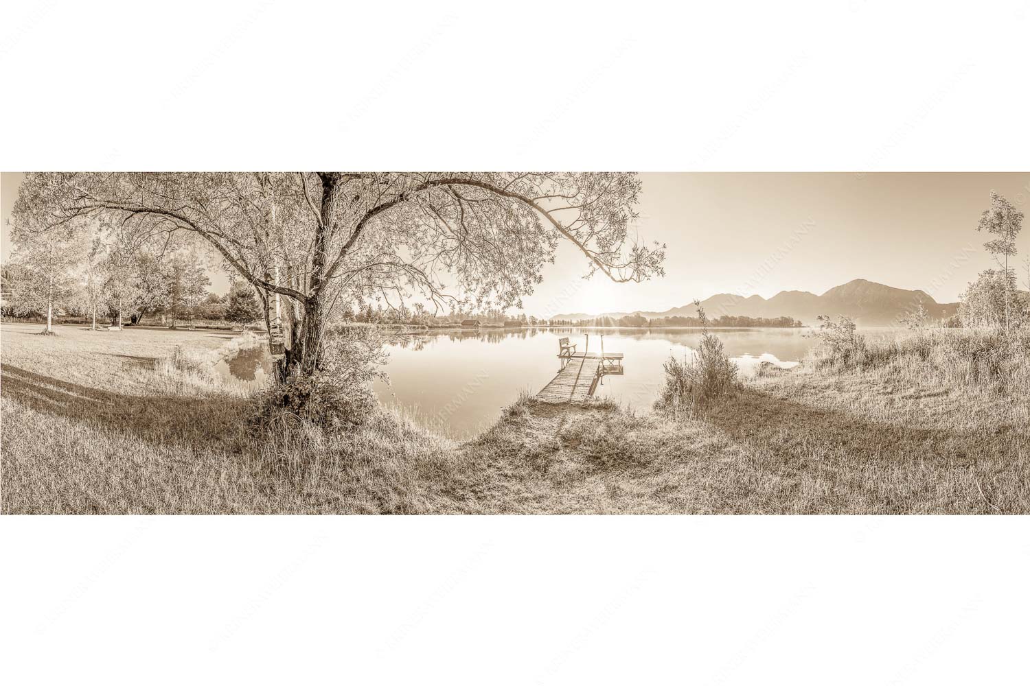 Blick über den Kochelsee bei Schlehdorf in den Sonnenaufgang