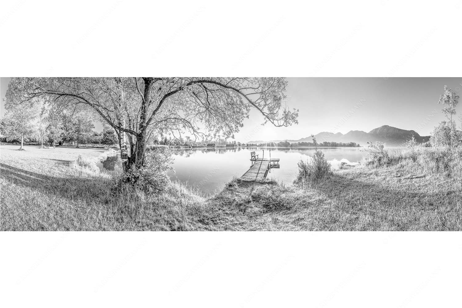 Die Sonne geht immer wieder auf III – Seitenverhältnis 3:1 — Bootssteg mit Bank am Kochelsee Blick über den Kochelsee bei Schlehdorf in den Sonnenaufgang