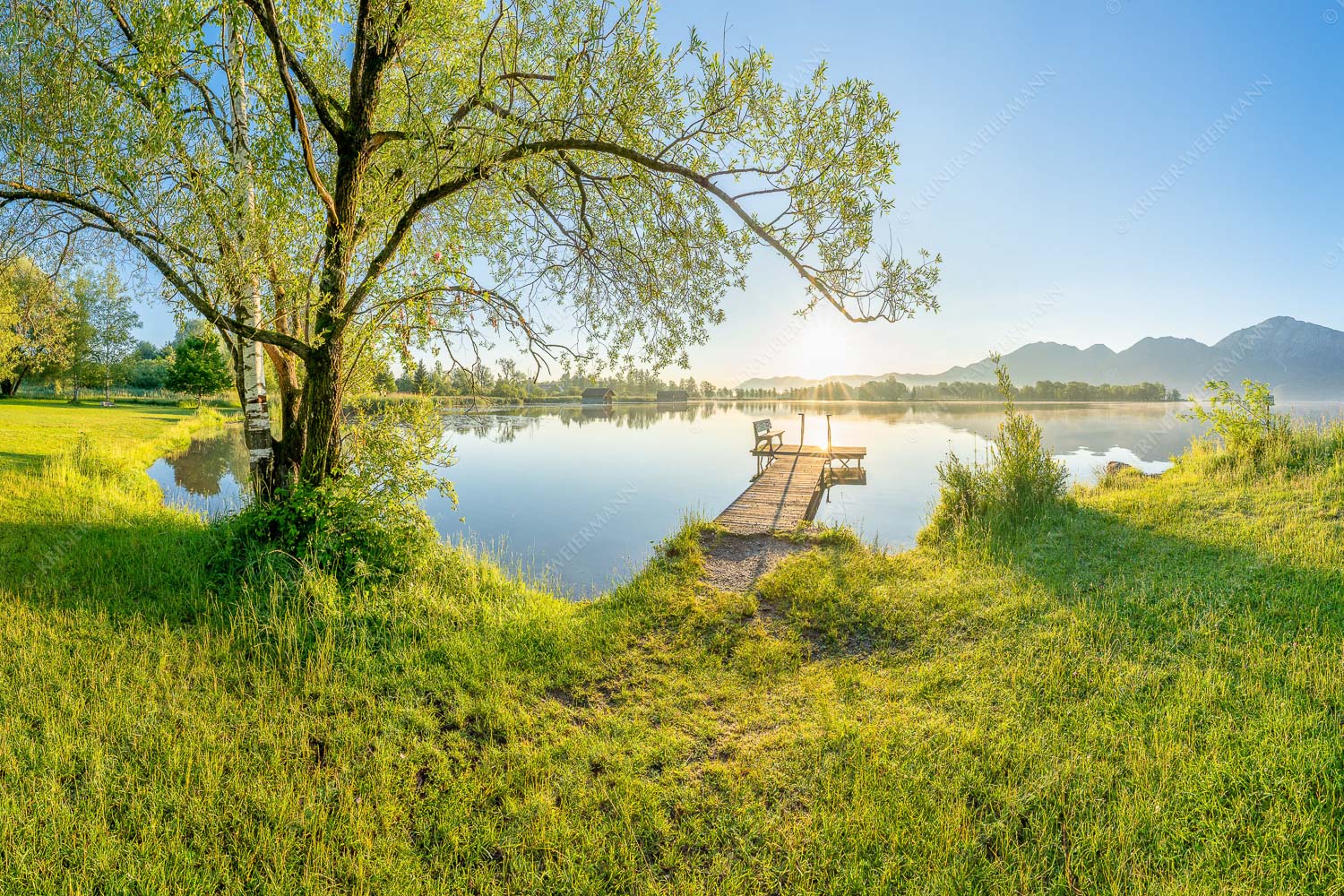 Die Sonne geht immer wieder auf III – Seitenverhältnis 3:2 — Bootssteg mit Bank am Kochelsee Blick über den Kochelsee bei Schlehdorf in den Sonnenaufgang