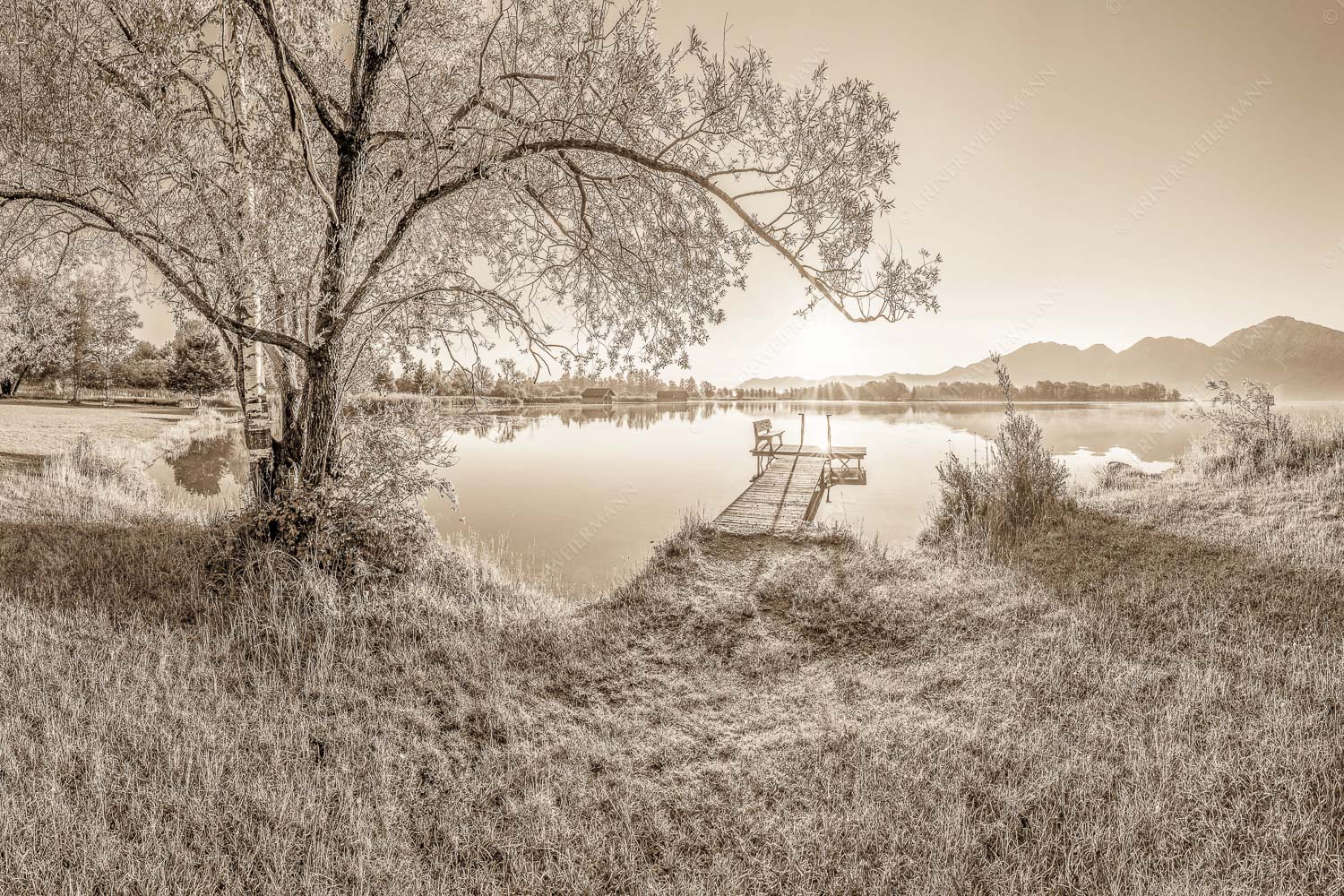 Die Sonne geht immer wieder auf III – Seitenverhältnis 3:2 — Bootssteg mit Bank am Kochelsee Blick über den Kochelsee bei Schlehdorf in den Sonnenaufgang