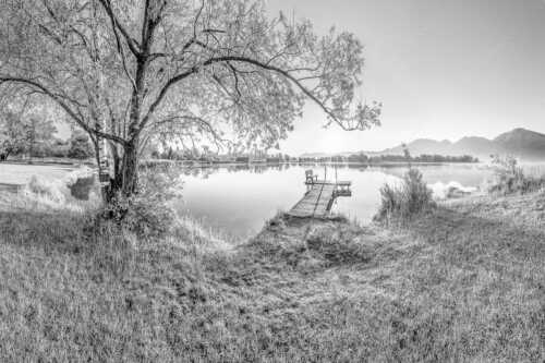 Blick über den Kochelsee bei Schlehdorf in den Sonnenaufgang - Die Sonne geht immer wieder auf III - Seitenverhältnis 3:2 - Bootssteg mit Bank am Kochelsee - weitere Infos unter https://www.kriner-weiermann.de