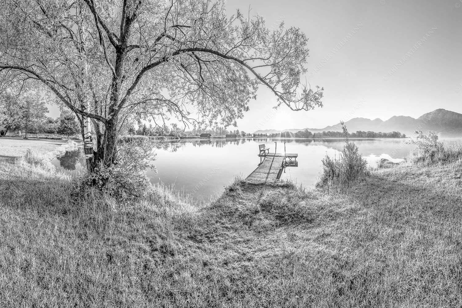 Die Sonne geht immer wieder auf III – Seitenverhältnis 3:2 — Bootssteg mit Bank am Kochelsee Blick über den Kochelsee bei Schlehdorf in den Sonnenaufgang