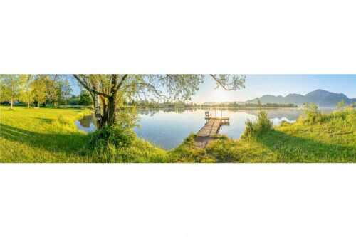 Blick über den Kochelsee bei Schlehdorf in den Sonnenaufgang - Die Sonne geht immer wieder auf III - Seitenverhältnis 4:1 - Bootssteg mit Bank am Kochelsee - weitere Infos unter https://www.kriner-weiermann.de
