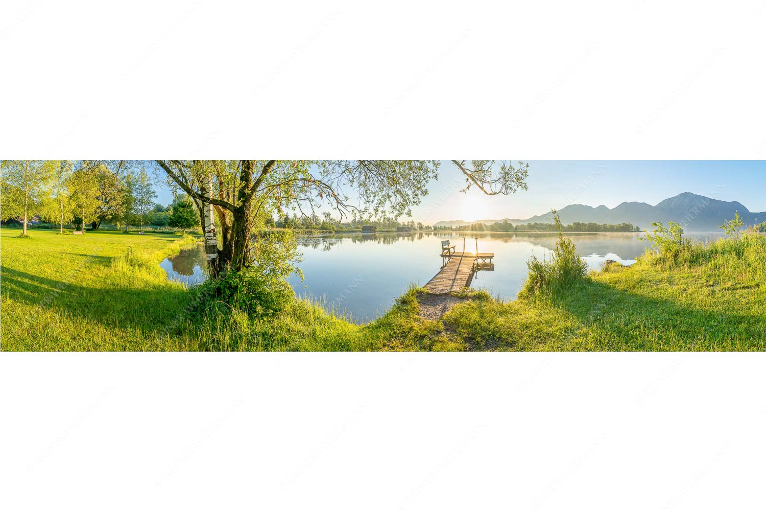 Die Sonne geht immer wieder auf III – Seitenverhältnis 4:1 — Bootssteg mit Bank am Kochelsee Blick über den Kochelsee bei Schlehdorf in den Sonnenaufgang
