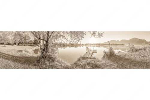 Blick über den Kochelsee bei Schlehdorf in den Sonnenaufgang - Die Sonne geht immer wieder auf III - Seitenverhältnis 4:1 - Bootssteg mit Bank am Kochelsee - weitere Infos unter https://www.kriner-weiermann.de