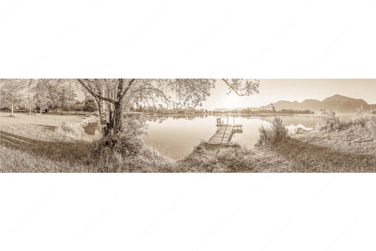 Die Sonne geht immer wieder auf III – Seitenverhältnis 4:1 — Bootssteg mit Bank am Kochelsee Blick über den Kochelsee bei Schlehdorf in den Sonnenaufgang