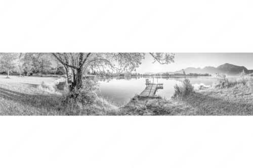 Blick über den Kochelsee bei Schlehdorf in den Sonnenaufgang - Die Sonne geht immer wieder auf III - Seitenverhältnis 4:1 - Bootssteg mit Bank am Kochelsee - weitere Infos unter https://www.kriner-weiermann.de