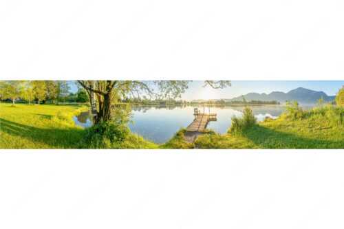 Blick über den Kochelsee bei Schlehdorf in den Sonnenaufgang - Die Sonne geht immer wieder auf III - Seitenverhältnis 5:1 - Bootssteg mit Bank am Kochelsee - weitere Infos unter https://www.kriner-weiermann.de