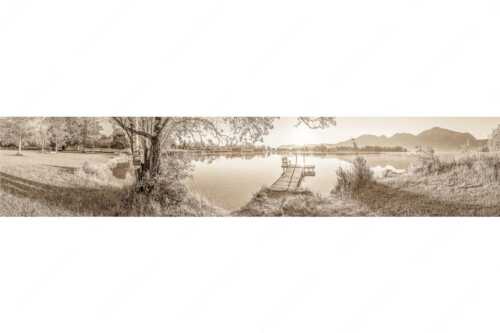 Blick über den Kochelsee bei Schlehdorf in den Sonnenaufgang - Die Sonne geht immer wieder auf III - Seitenverhältnis 5:1 - Bootssteg mit Bank am Kochelsee - weitere Infos unter https://www.kriner-weiermann.de