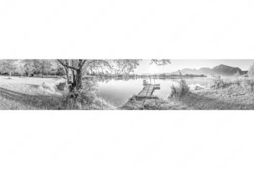 Blick über den Kochelsee bei Schlehdorf in den Sonnenaufgang - Die Sonne geht immer wieder auf III - Seitenverhältnis 5:1 - Bootssteg mit Bank am Kochelsee - weitere Infos unter https://www.kriner-weiermann.de