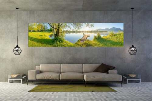 Blick über den Kochelsee bei Schlehdorf in den Sonnenaufgang - Die Sonne geht immer wieder auf III - Größe ca. 320x80cm, Seitenverhältnis 4:1 - Bootssteg mit Bank am Kochelsee - weitere Infos unter https://www.kriner-weiermann.de