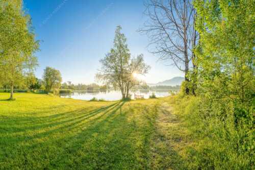 Wiese bei Schlehdorf bei Sonnenaufgang am Kochelsee - Die Sonne geht immer wieder auf - Seitenverhältnis 3:2 - Sonnenaufgang am Kochelsee - weitere Infos unter https://www.kriner-weiermann.de