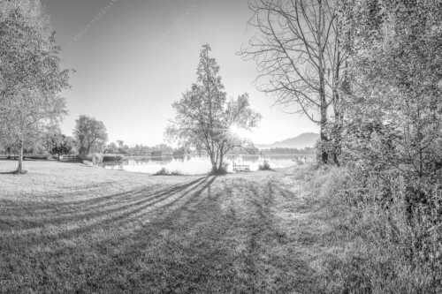 Wiese bei Schlehdorf bei Sonnenaufgang am Kochelsee - Die Sonne geht immer wieder auf - Seitenverhältnis 3:2 - Sonnenaufgang am Kochelsee - weitere Infos unter https://www.kriner-weiermann.de