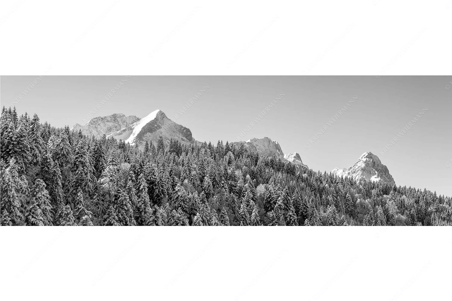 Die Wichtigsten – Seitenverhältnis 3:1 — Alpspitze Zugspitze und Waxenstein Wald bei Garmisch-Partenirchen mit Alpspitze, Zugspitze und Waxenstein im Wettersteingebirge