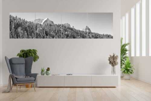 Wald bei Garmisch-Partenirchen mit Alpspitze, Zugspitze und Waxenstein im Wettersteingebirge - Die Wichtigsten - 4er Split, Größe ca. 280x70cm, Seitenverhältnis 4:1 - Alpspitze Zugspitze und Waxenstein - weitere Infos unter https://www.kriner-weiermann.de