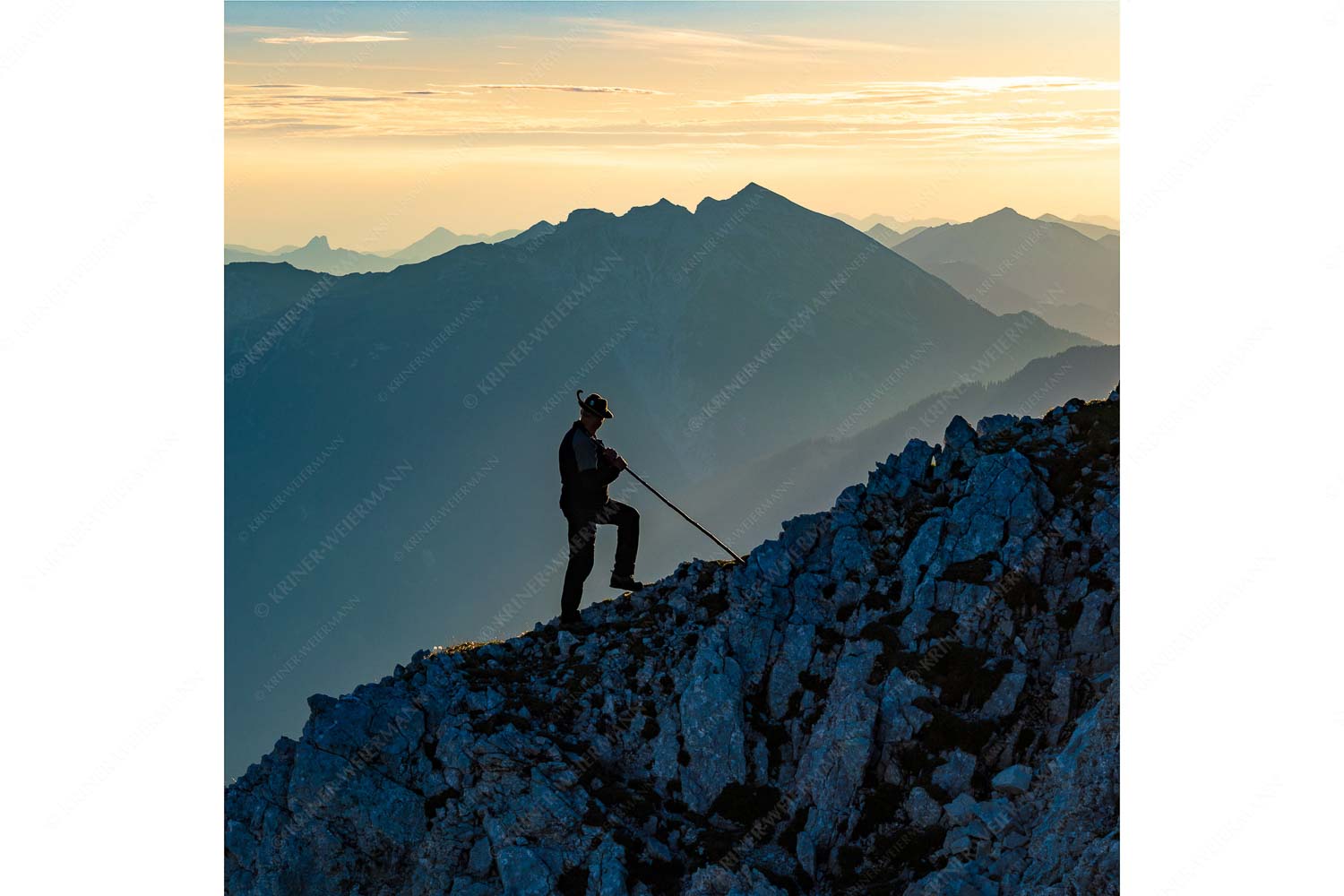 Do Dahoam – Seitenverhältnis 1:1 — Traditioneller Bergsteiger im Wetterstein Blick in den Sonnenaufgang im Soierngebirge
