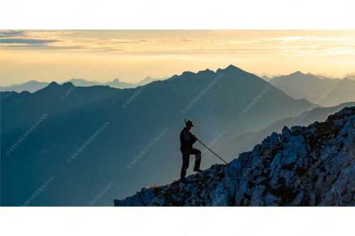 Blick in den Sonnenaufgang im Soierngebirge - Do Dahoam - Seitenverhältnis 2:1 - Traditioneller Bergsteiger im Wetterstein - weitere Infos unter https://www.kriner-weiermann.de
