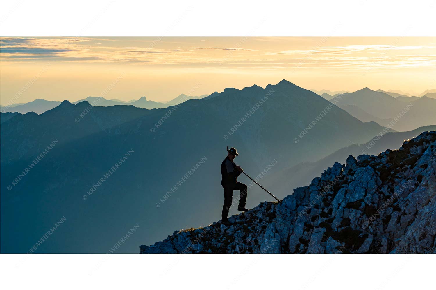 Do Dahoam – Seitenverhältnis 2:1 — Traditioneller Bergsteiger im Wetterstein Blick in den Sonnenaufgang im Soierngebirge