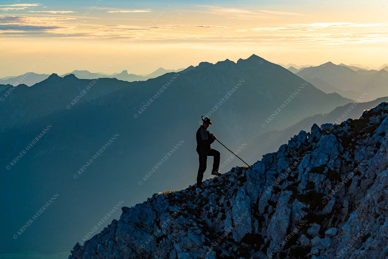 Do Dahoam – Seitenverhältnis 3:2 — Traditioneller Bergsteiger im Wetterstein Blick in den Sonnenaufgang im Soierngebirge