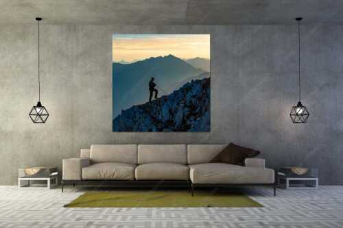 Blick in den Sonnenaufgang im Soierngebirge - Do Dahoam - Größe ca. 160x160cm, Seitenverhältnis 1:1 - Traditioneller Bergsteiger im Wetterstein - weitere Infos unter https://www.kriner-weiermann.de