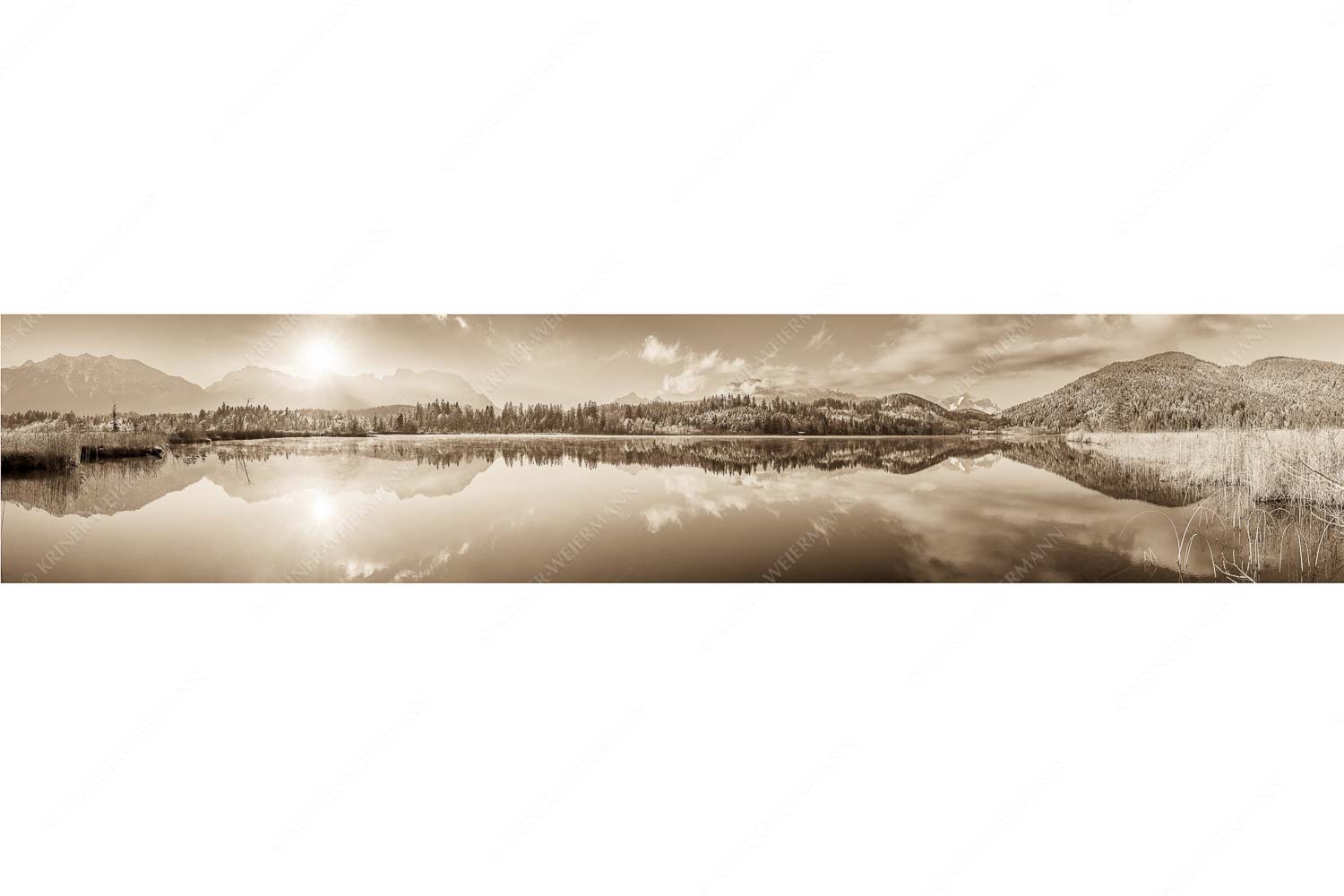 Panorama-Spiegelung am Barmsee mit Blick zum Karwendel- und Wettersteingebirge
