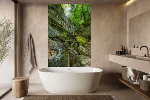 Ein kleiner Bach in dichtem Wald fällt über steile Wände in die Tiefe - Dschungelfieber - Größe ca. 160x240cm, Seitenverhältnis 2:3 - Wasserfall nähe Partnachklamm - weitere Infos unter https://www.kriner-weiermann.de