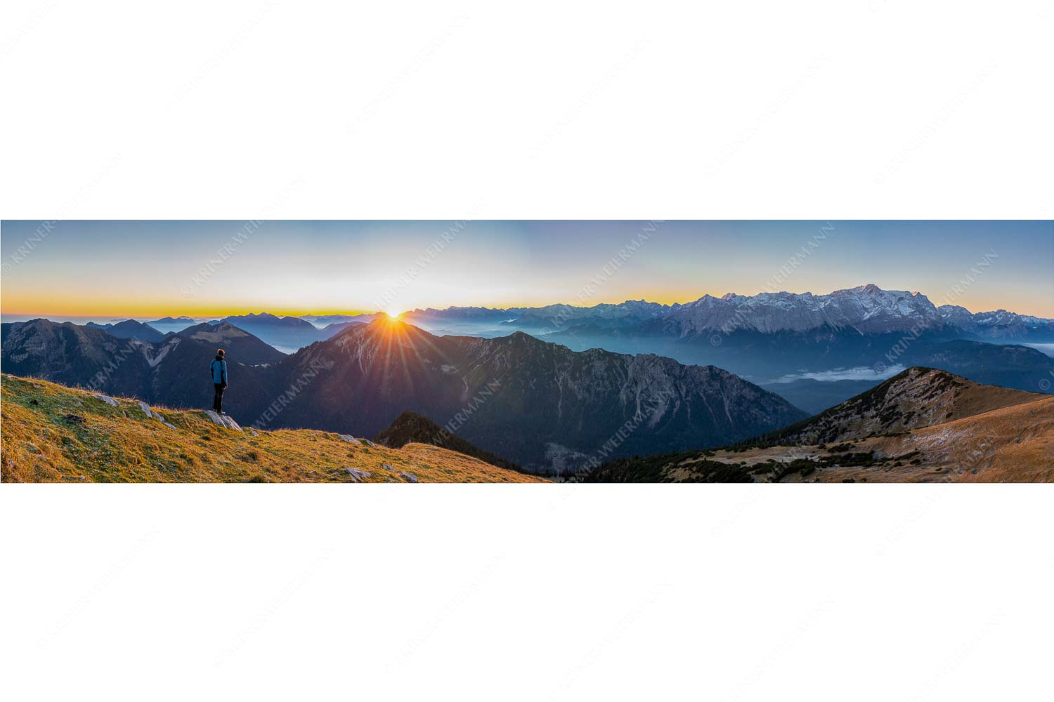 Blick vom Frieder zum Sonnenaufgang über Kramer und Karwendelgebirge - Du bist nie alleine - Seitenverhältnis 4:1 - Wanderer mit Kramer Karwendel Wetterstein - weitere Infos unter https://www.kriner-weiermann.de