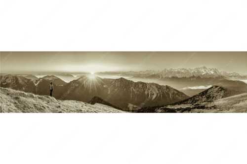 Blick vom Frieder zum Sonnenaufgang über Kramer und Karwendelgebirge - Du bist nie alleine - Seitenverhältnis 4:1 - Wanderer mit Kramer Karwendel Wetterstein - weitere Infos unter https://www.kriner-weiermann.de