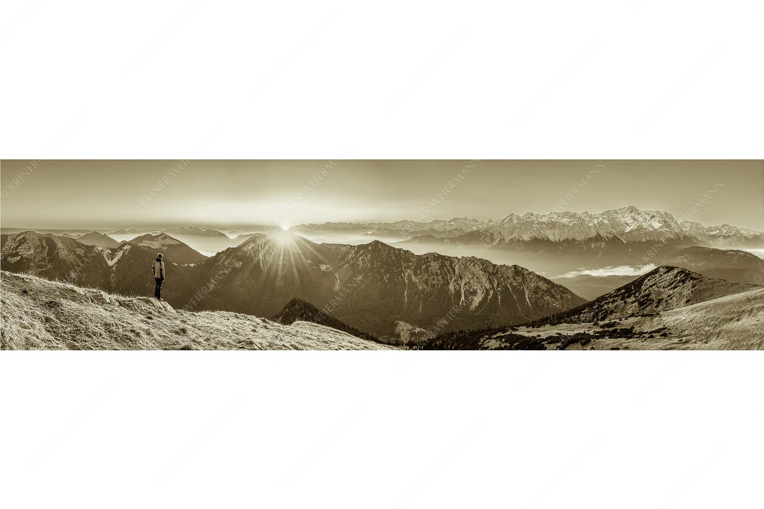 Blick vom Frieder zum Sonnenaufgang über Kramer und Karwendelgebirge - Du bist nie alleine - Seitenverhältnis 4:1 - Wanderer mit Kramer Karwendel Wetterstein - weitere Infos unter https://www.kriner-weiermann.de