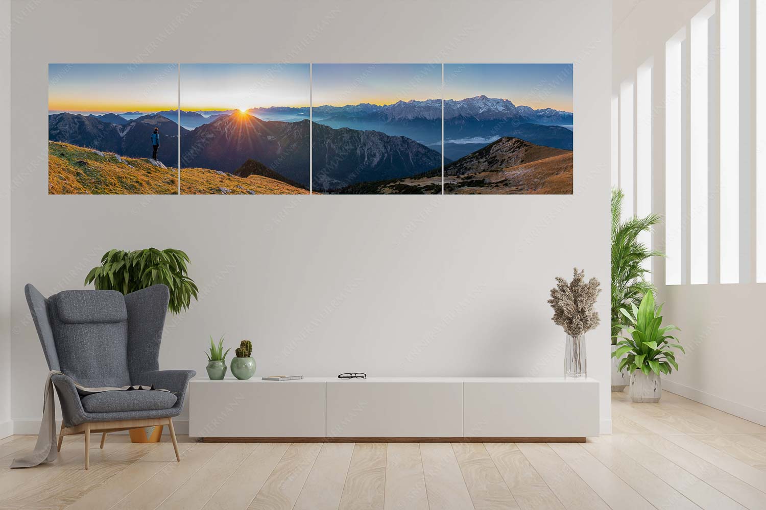 Blick vom Frieder zum Sonnenaufgang über Kramer und Karwendelgebirge - Du bist nie alleine - 4er Split, Größe ca. 280x70cm, Seitenverhältnis 4:1 - Wanderer mit Kramer Karwendel Wetterstein - weitere Infos unter https://www.kriner-weiermann.de