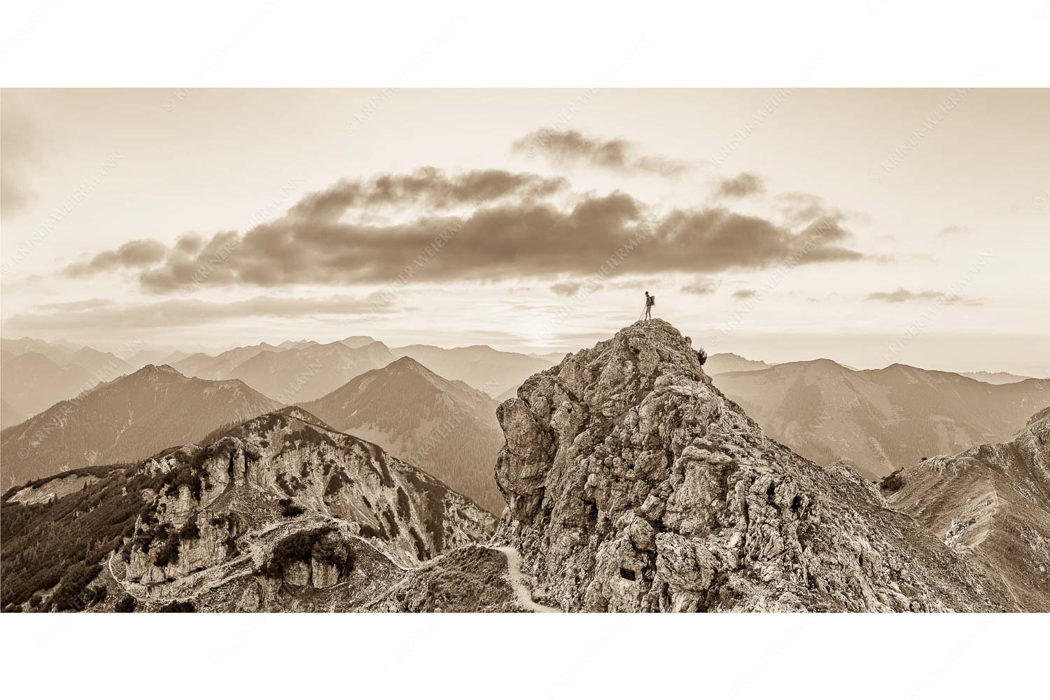 Durchatmen – Seitenverhältnis 2:1 — Wanderer am Kramer in den Ammergauer Alpen Blick vom Kramer in den Sonnenuntergang