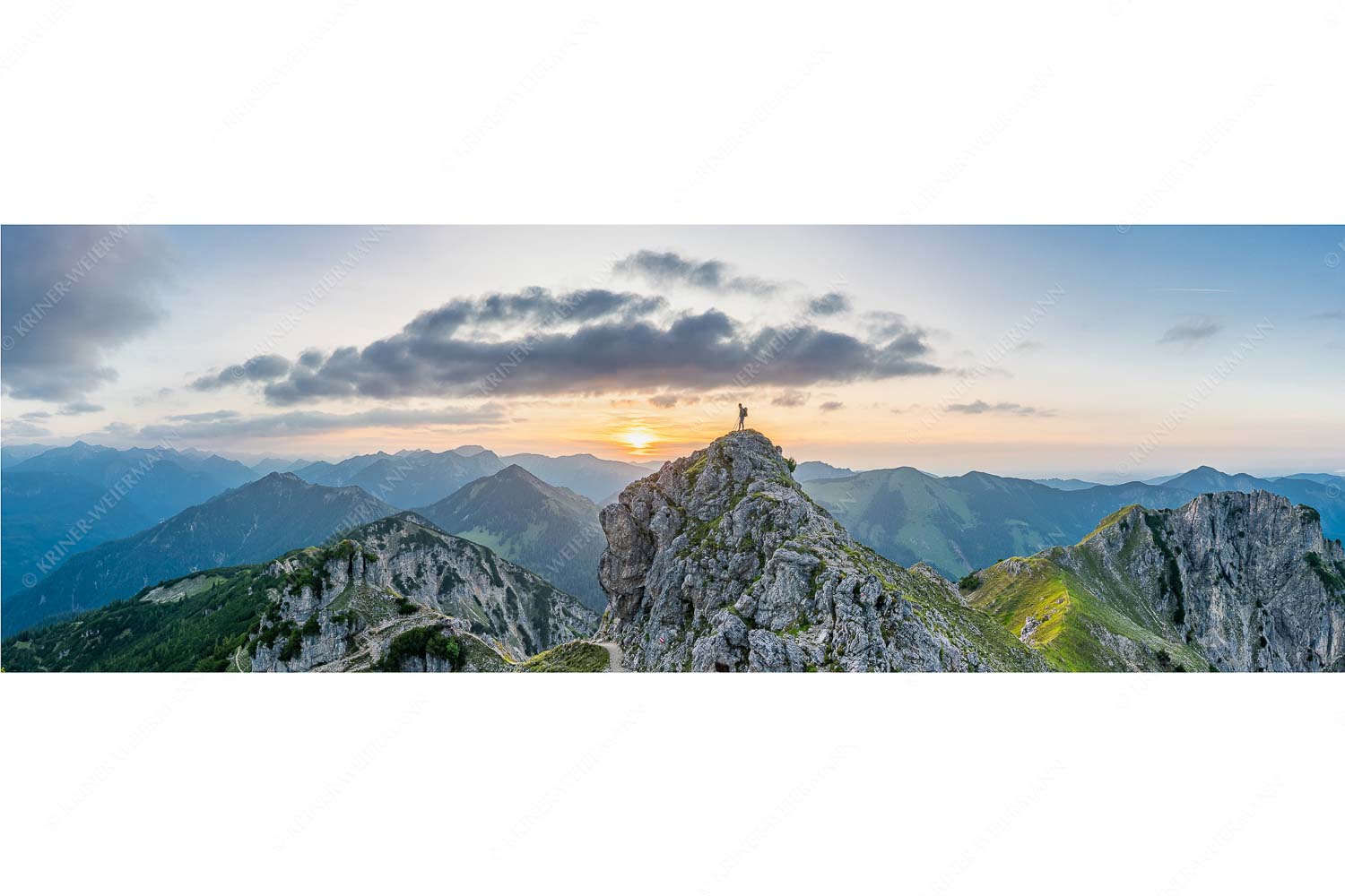 Durchatmen – Seitenverhältnis 3:1 — Wanderer am Kramer in den Ammergauer Alpen Blick vom Kramer in den Sonnenuntergang