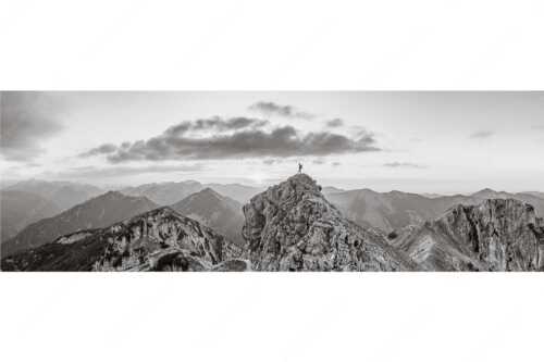 Blick vom Kramer in den Sonnenuntergang - Durchatmen - Seitenverhältnis 3:1 - Wanderer am Kramer in den Ammergauer Alpen - weitere Infos unter https://www.kriner-weiermann.de